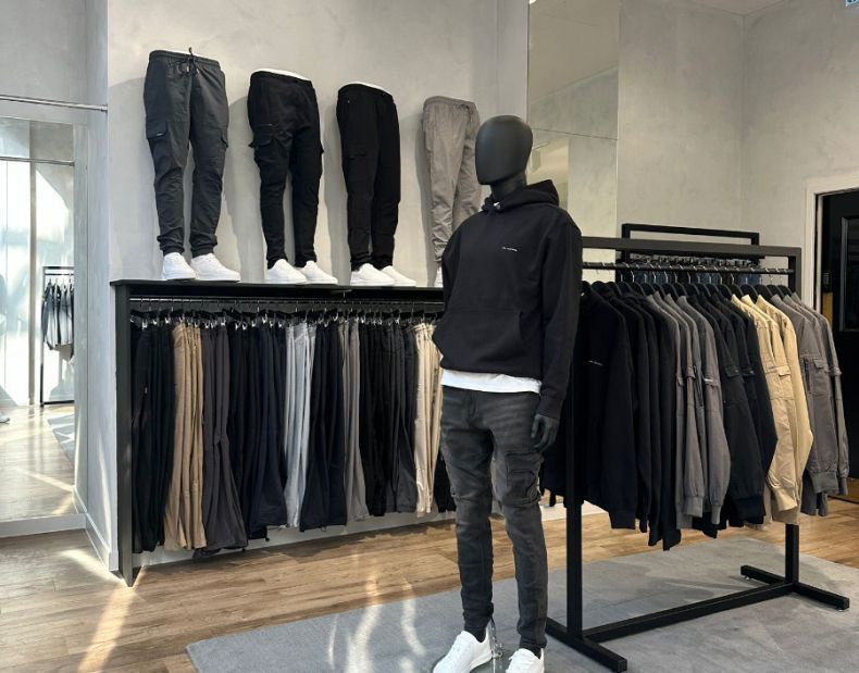 High-height clothing racks for store in the UK