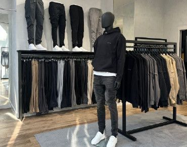 High-height clothing racks for store in the UK