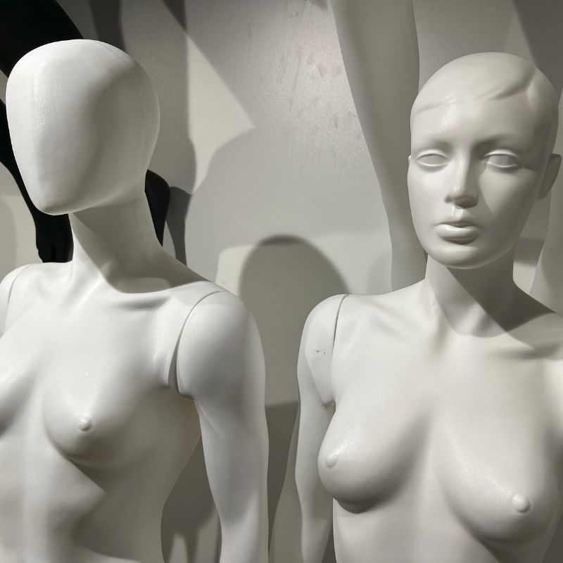 Image 6 : Abstract female display mannequin with ...